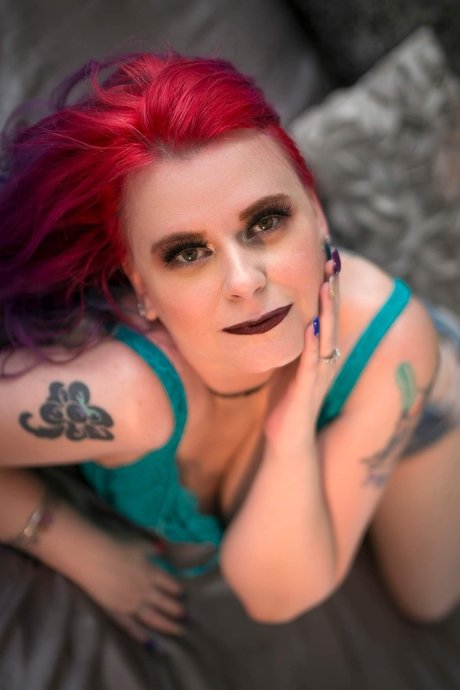 B3AUT1FUL PH03N1X art model photos