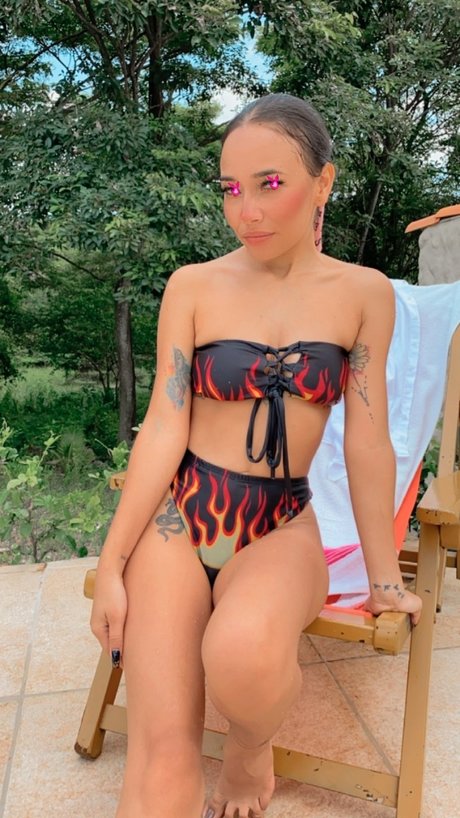 Alle fille petite_ star hot photo