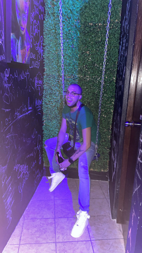 JNauj model nude pictures