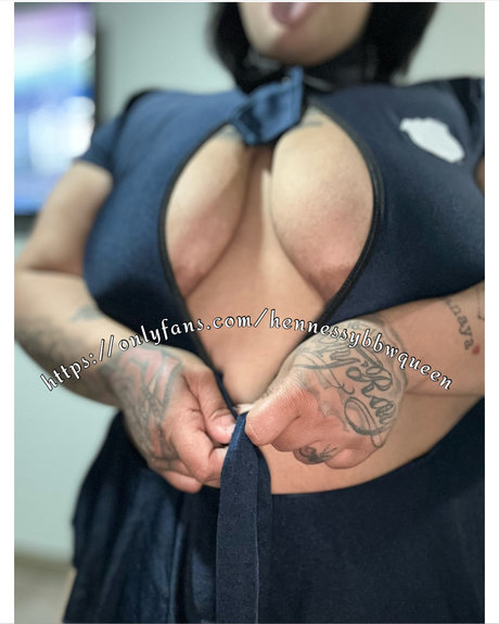 HennessyBbwQueen model erotic image