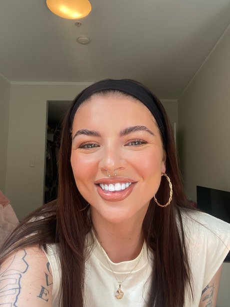 Bethany spiby exclusive model pic