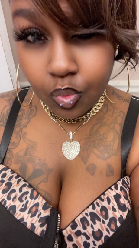 NikkiCash25 naked model photos