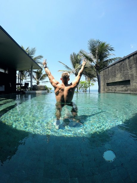 Noah Cavill nudes model pic