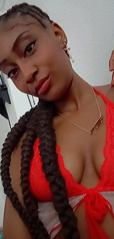 nicol valencia model top picture