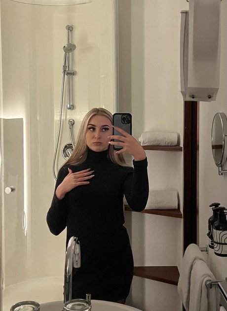 Nina S e 19 pornstar nude photos