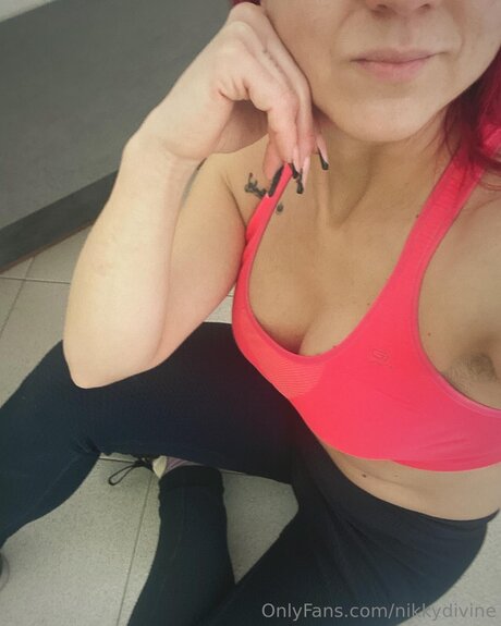 Nikky Divine beautiful model img