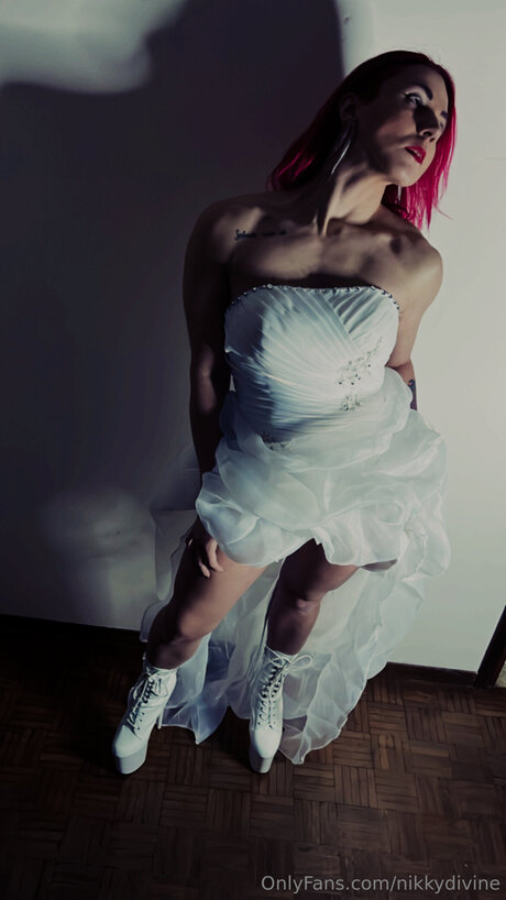 Nikky Divine erotic model pic