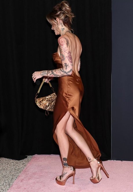 Paris Jackson top star gallery