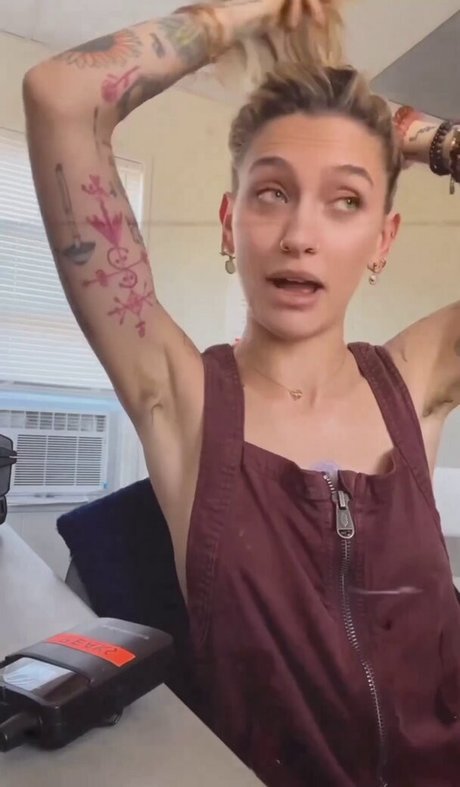 Paris Jackson naked model img