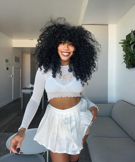 Kiera Please model hot pic