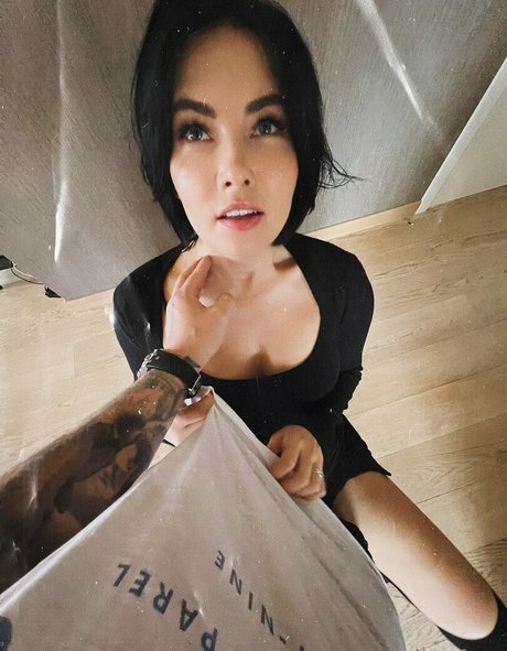 raileyfree model adult picture