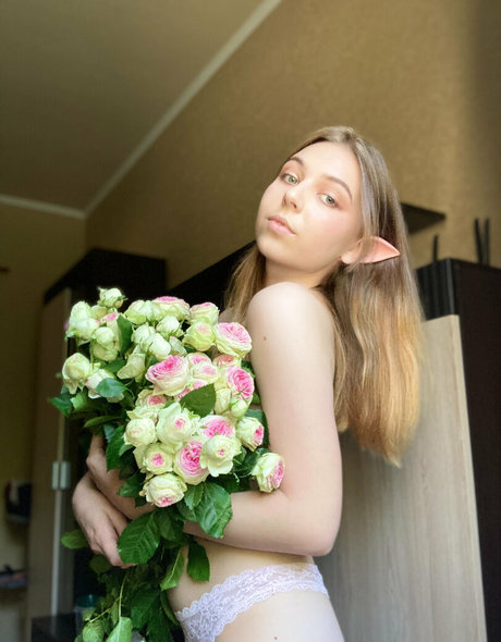 moon less xxx actress photo