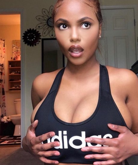 Sophia Cardinez model nude picture