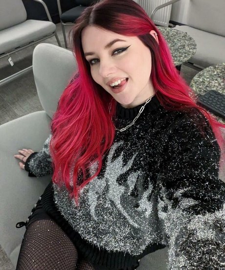 Ash Millman sex model pic