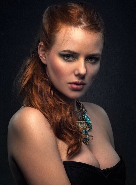 Ash Millman naked actress photos