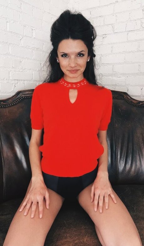 Alice Greczyn sexy model picture