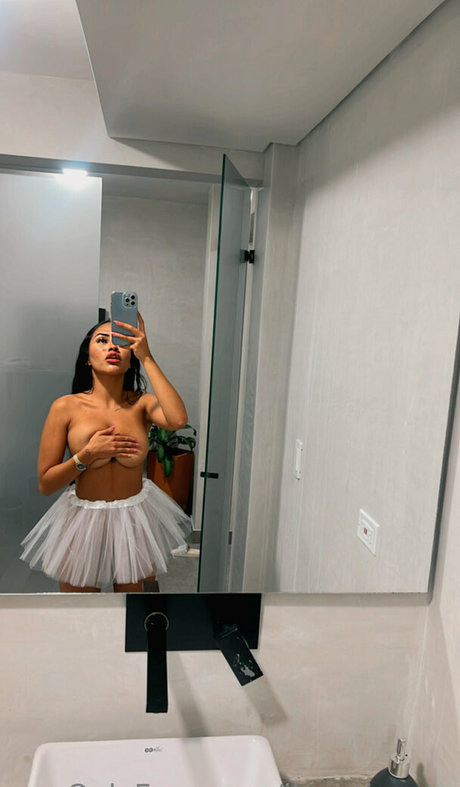 itsthesaracutie naked star image