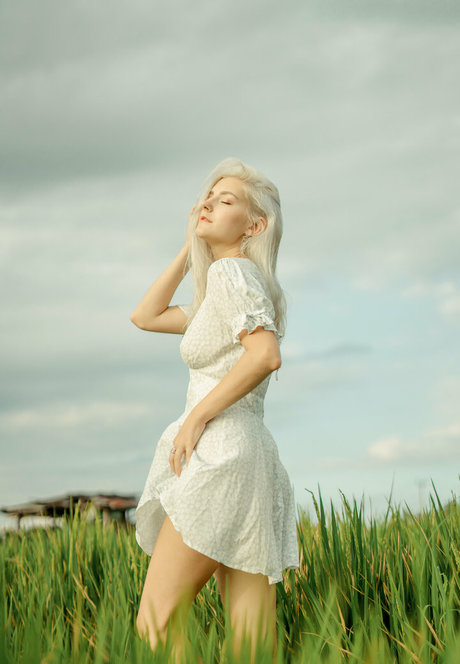 EvaElfie model pretty photo