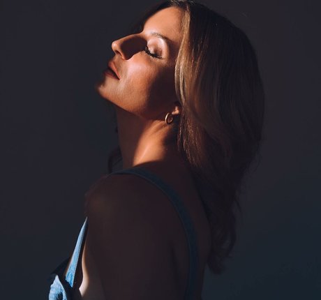 Anneliese Van Der Pol pretty pornstar gallery