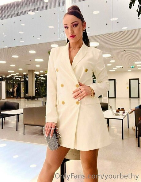 yourbethy erotic actress galleries