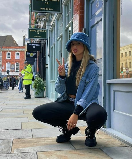 Lola Indigo pretty actress pics