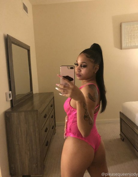 officiallyariaa naked actress gallery