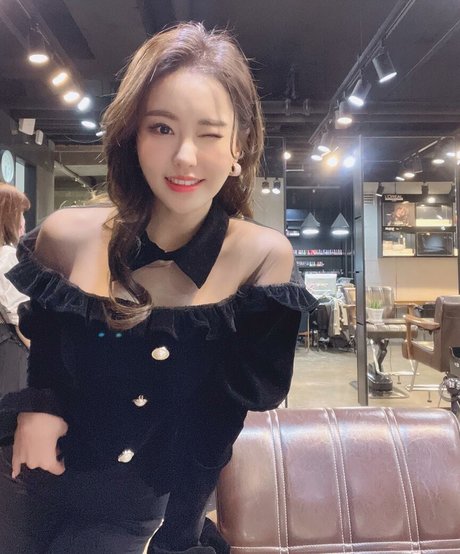 Kim So Hee art actress galleries