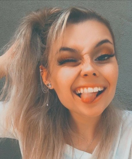 Mally Mouse model exclusive pictures