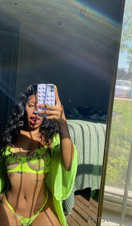 thrsttrapr model sexy pics