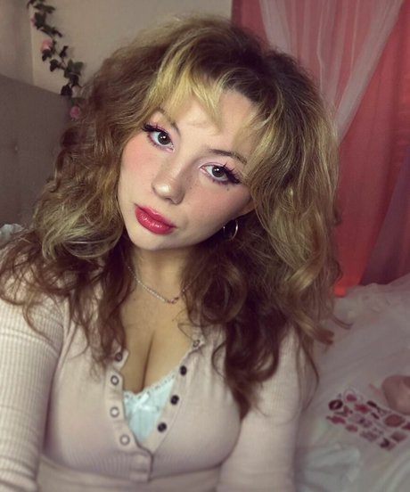 Kendi Ken ASMR erotic actress image