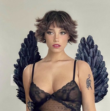 wellbeingwithabigail erotic model pic