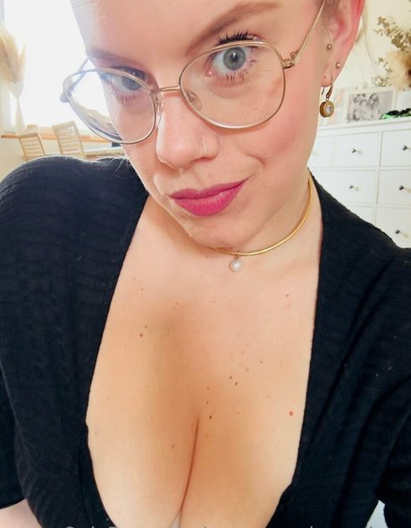 vanessa obsequious model nice galleries