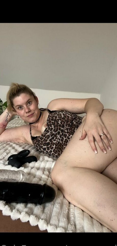 vanessa obsequious nudes model pics