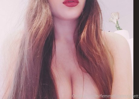 bellajuliafree nude pornstar image