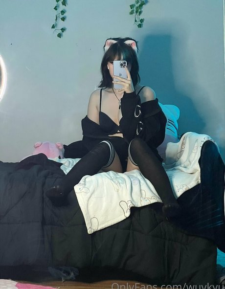 wuvkyu model nude picture