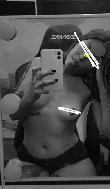 evvilmoon nude model photo