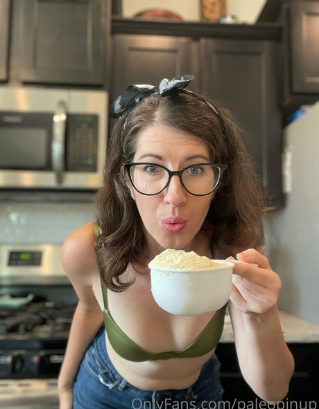 paleopinup model naked photo