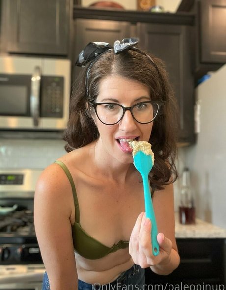 paleopinup pornographic model photo