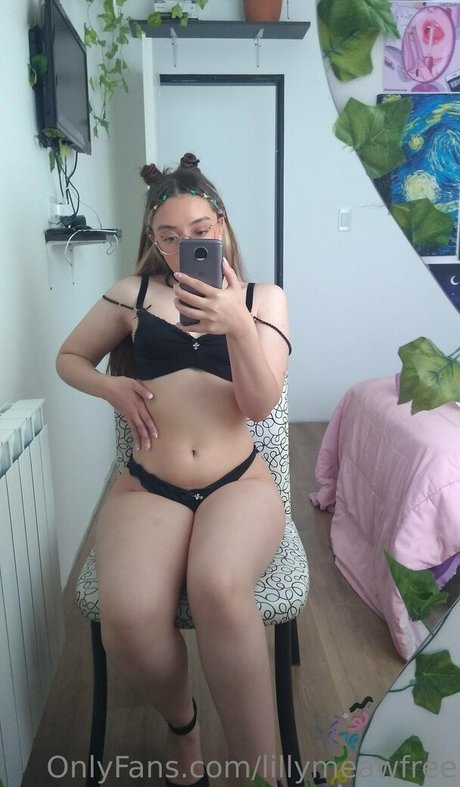 lillymeawfree sexy model img