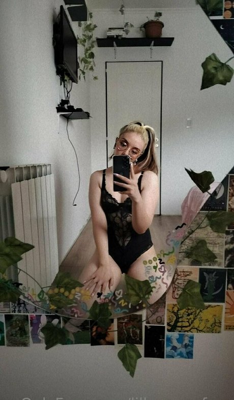 lillymeawfree erotic model image