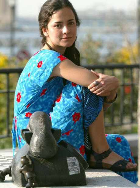 Alice Braga pornographic actress photo