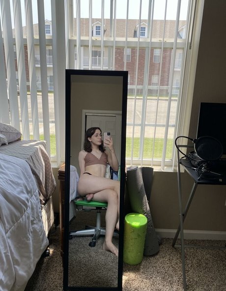 Taylor Hamilton hot actress galleries