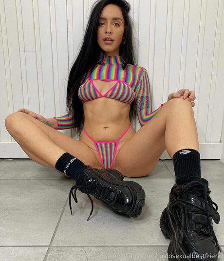 yourlesbianfantasyy pornstar exclusive image