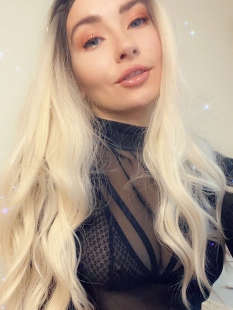 NotDumbBlond beautiful actress photo