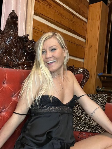 No Good Blonde model adult images