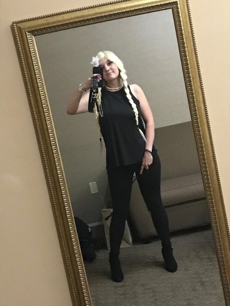 Alice I Wonder star nude photos