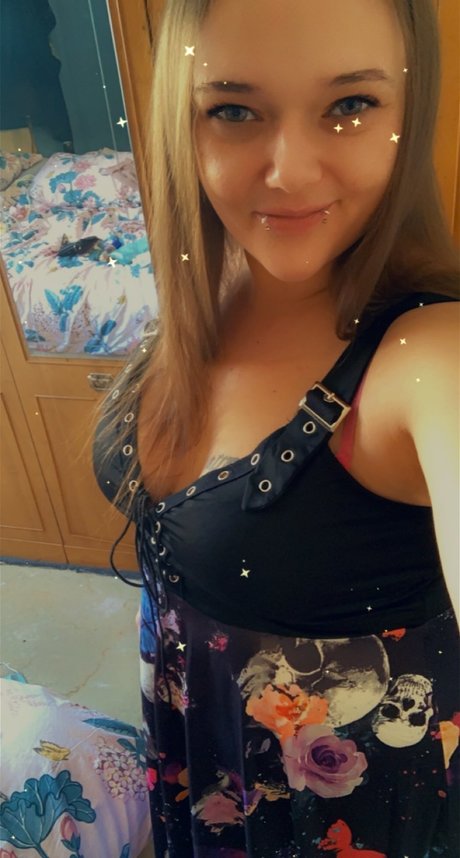 lil miss bite me naked model pic