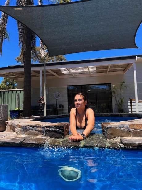 Sneaky Link pornographic model pic