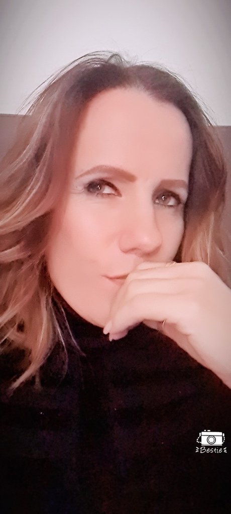 LG27 nudes model photo