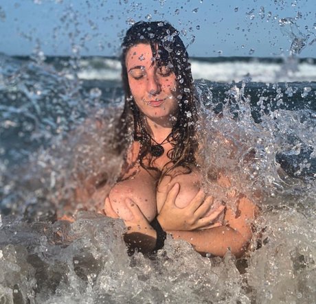 Adelain White free star pics